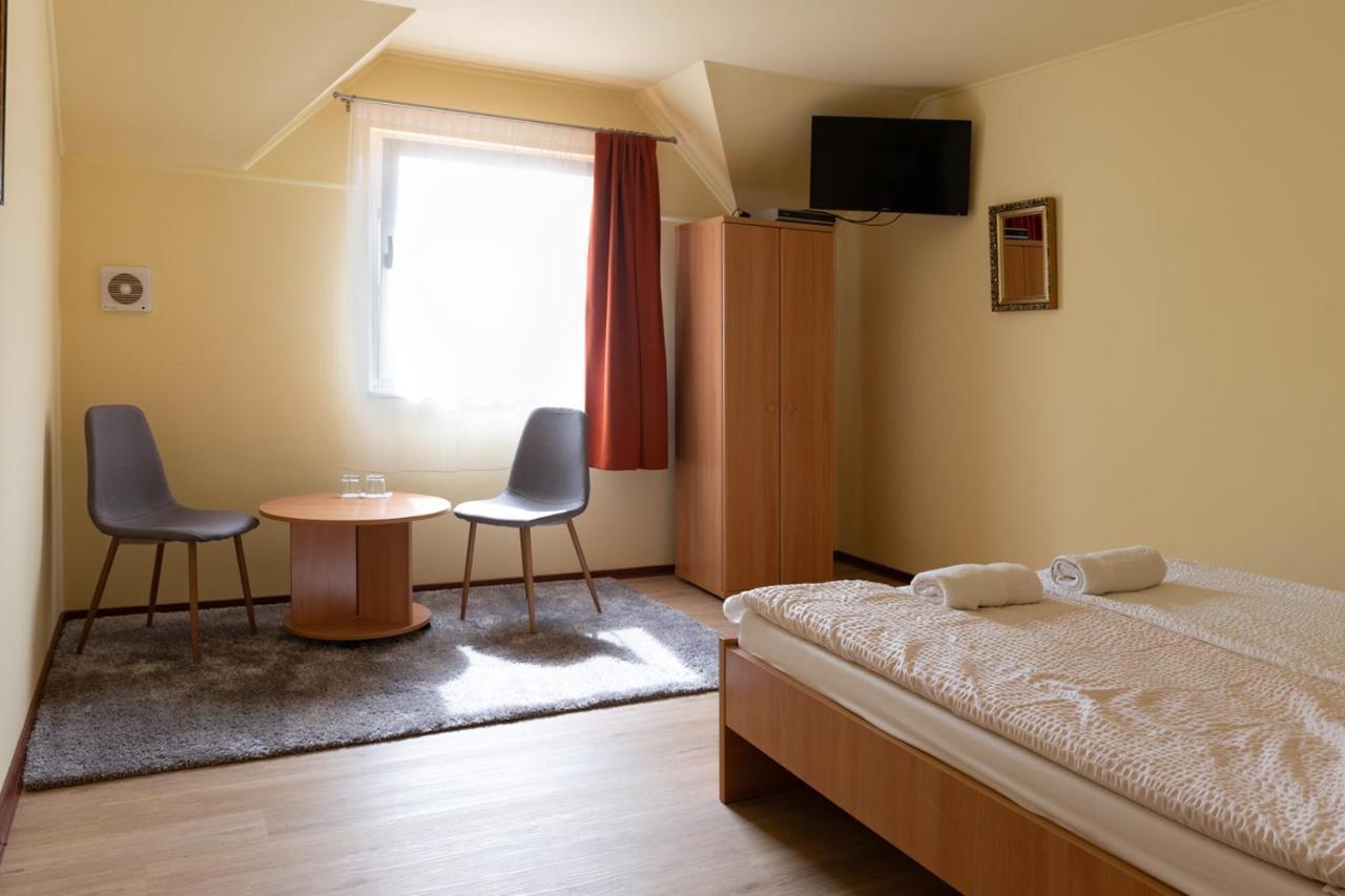 Kiraly Lovastanya Panzio Bed & Breakfast Janoshalma Bagian luar foto