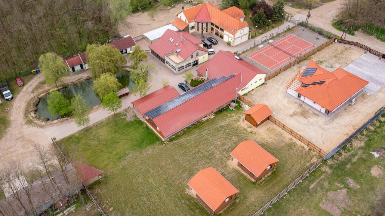 Kiraly Lovastanya Panzio Bed & Breakfast Janoshalma Bagian luar foto