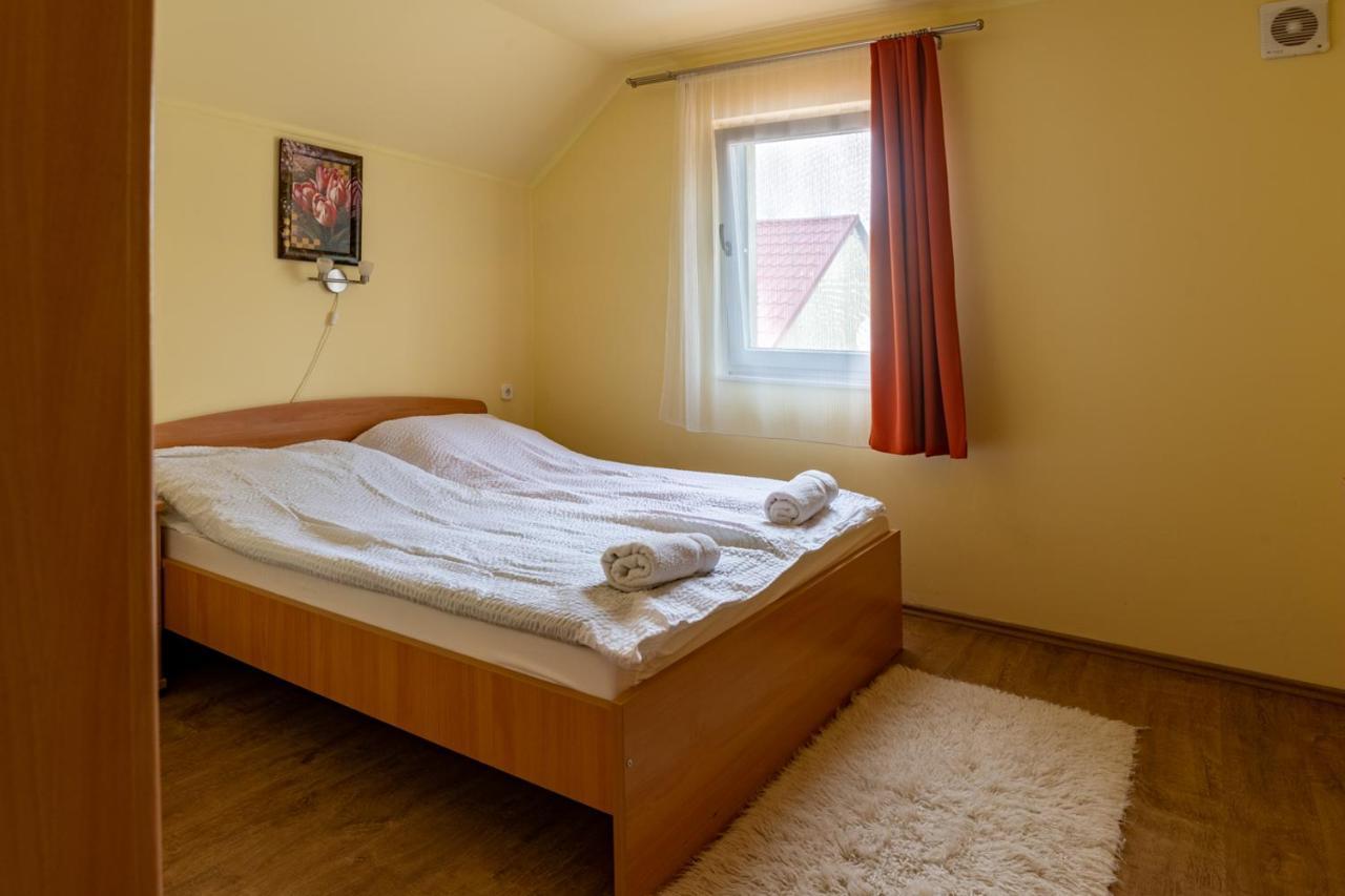 Kiraly Lovastanya Panzio Bed & Breakfast Janoshalma Bagian luar foto